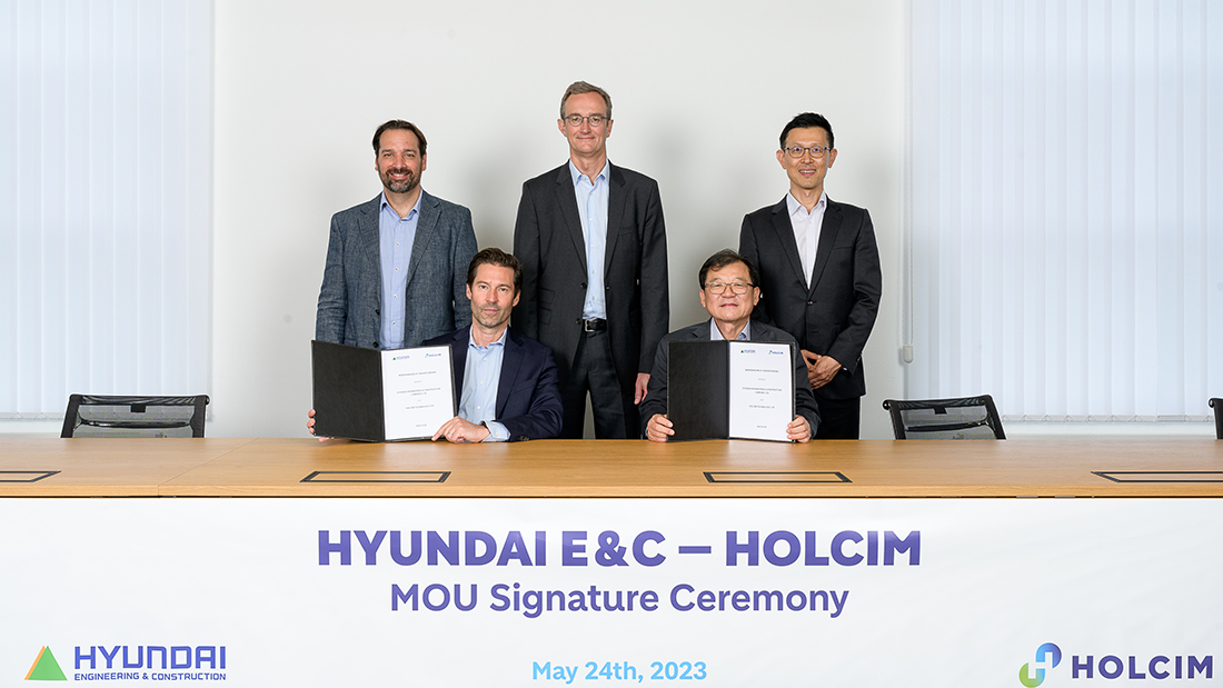 현대건설-홀심 업무협약 사진 현대건설은 세계적인 친환경 건설자재 전문기업 홀심(Holcim)과 저탄소 건설재료 공동개발 및 기술 협력 MOU를 체결했다. 사진은 현대건설 기술연구원장 박구용 전무와 홀심 프랭크 부르크하르트 CMO 등 양사 관계자들이(앞줄 오른쪽부터) 참석하여 MOU 체결 기념사진을 촬영하고 있다.)